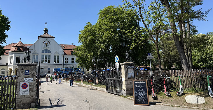 Maibaum aufstellen am 01.05.2025 im Augustiner Schützengarten in München-Obersendling (©foto:Martin Schmitz)